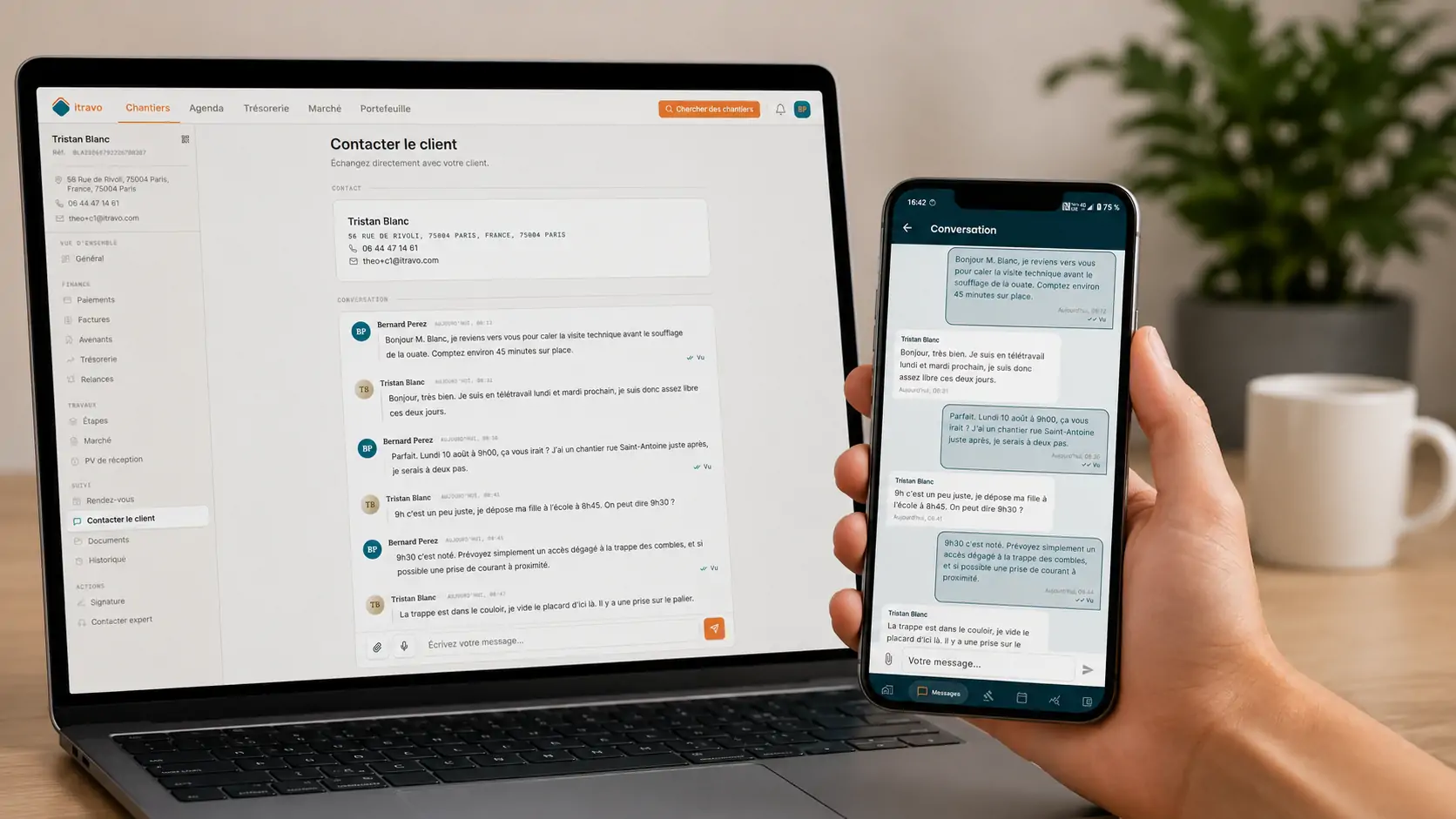 Suivi de chantier ouvert simultanément sur ordinateur portable et smartphone